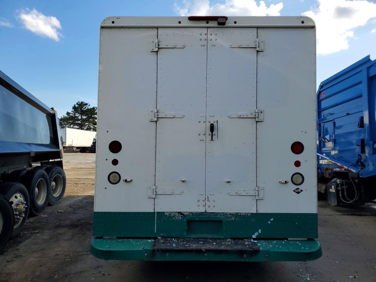 2017 Freigliner 2017 Freightliner MT45G Chassis Delivery Truck