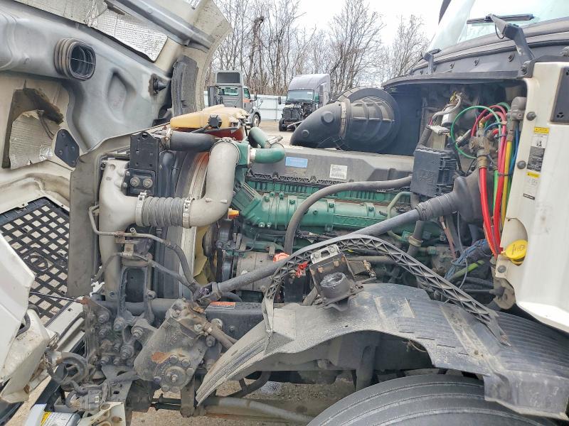 2016 Volvo VN VNL-Semi Truck