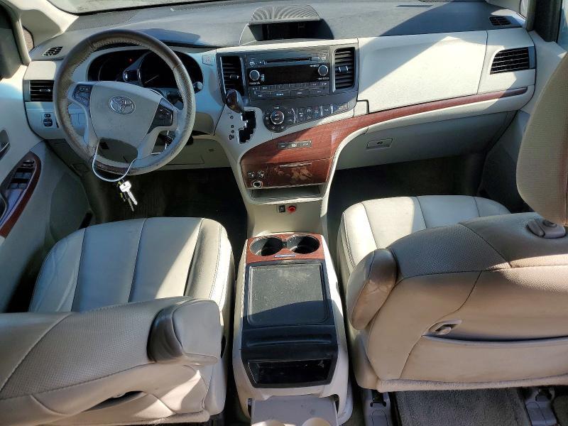 2013 Toyota Sienna xle 8-passenger