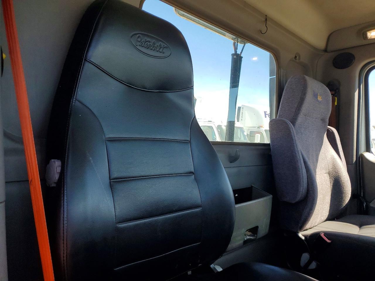 2018 Peterbilt 579 Semi Truck