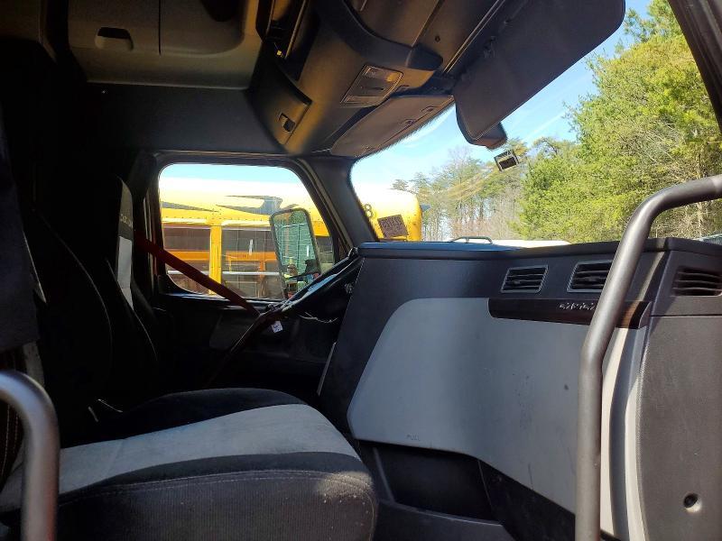 2019 Freightliner Cascadia 126 Semi Truck