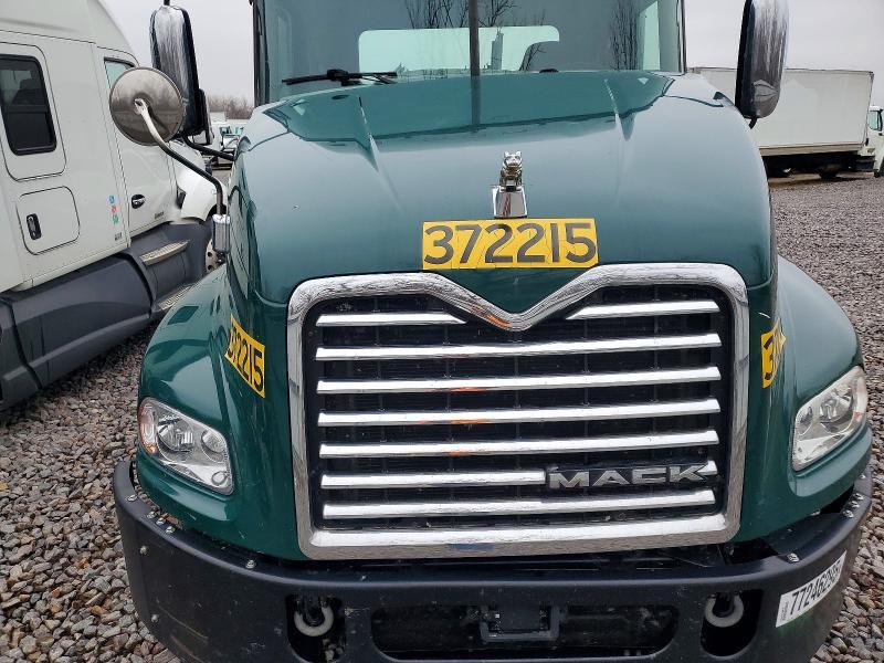 2018 Mack CXU613 Semi Truck