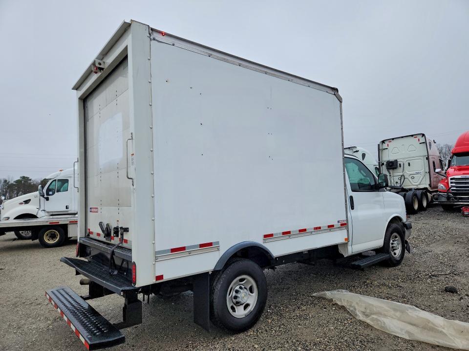 2022 Chevrolet Express box Truck