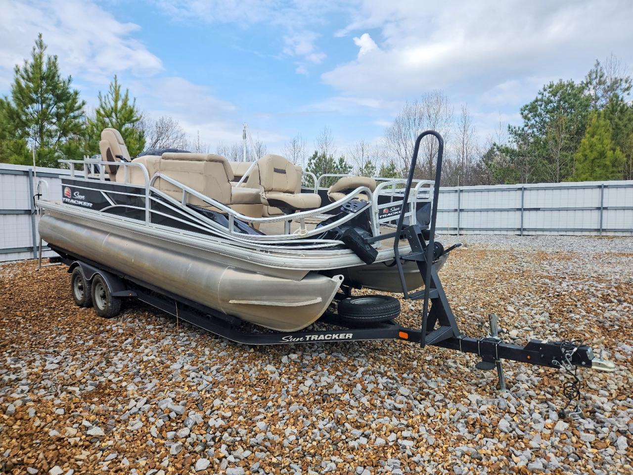 2019 Tracker Tracker Marine Suntr