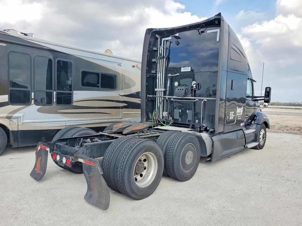 2018 Kenworth T680 Semi Truck