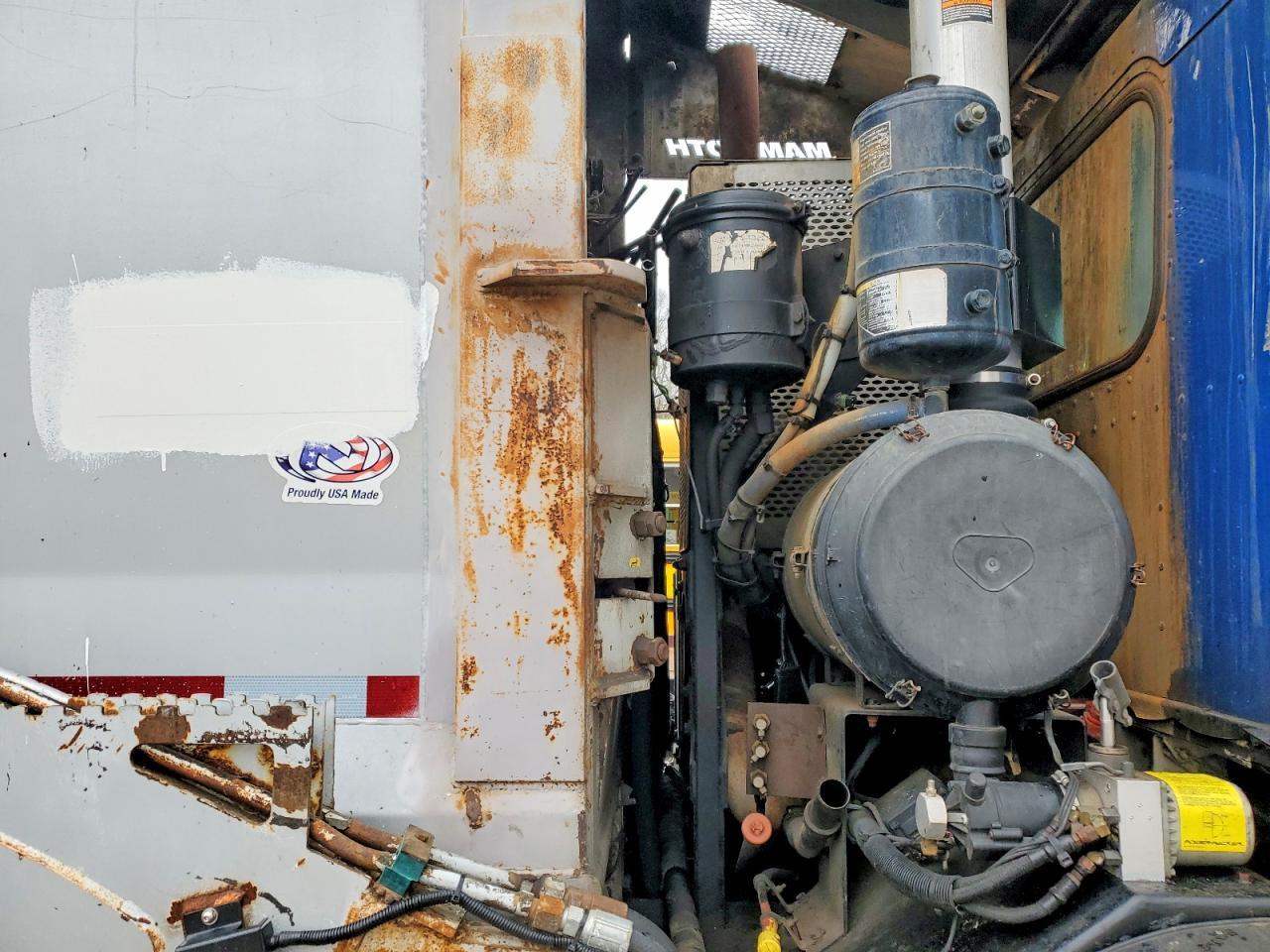 2017 Peterbilt 520 Refuse Truck