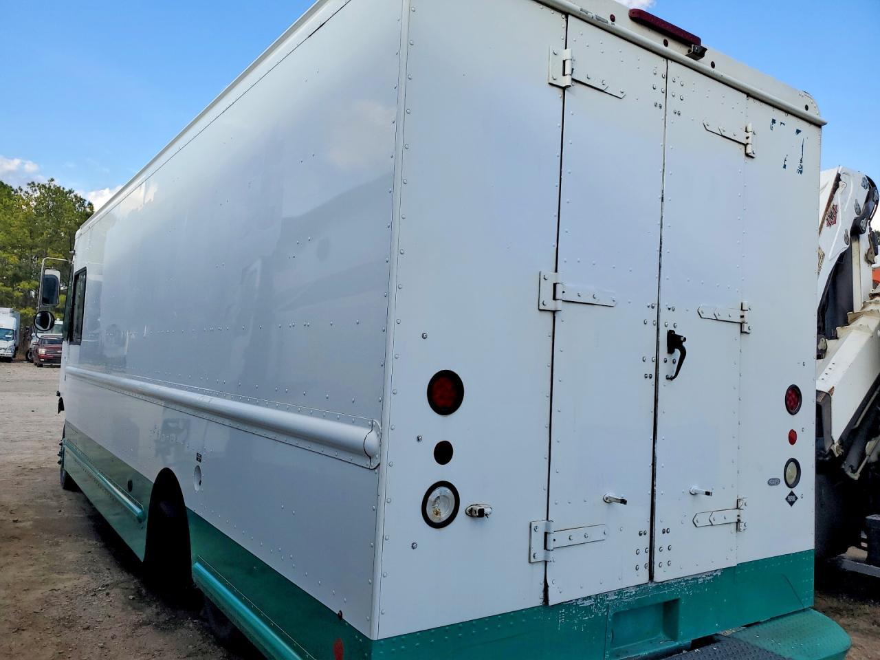 2016 Freightliner MT45G Chassis Delivery Truck