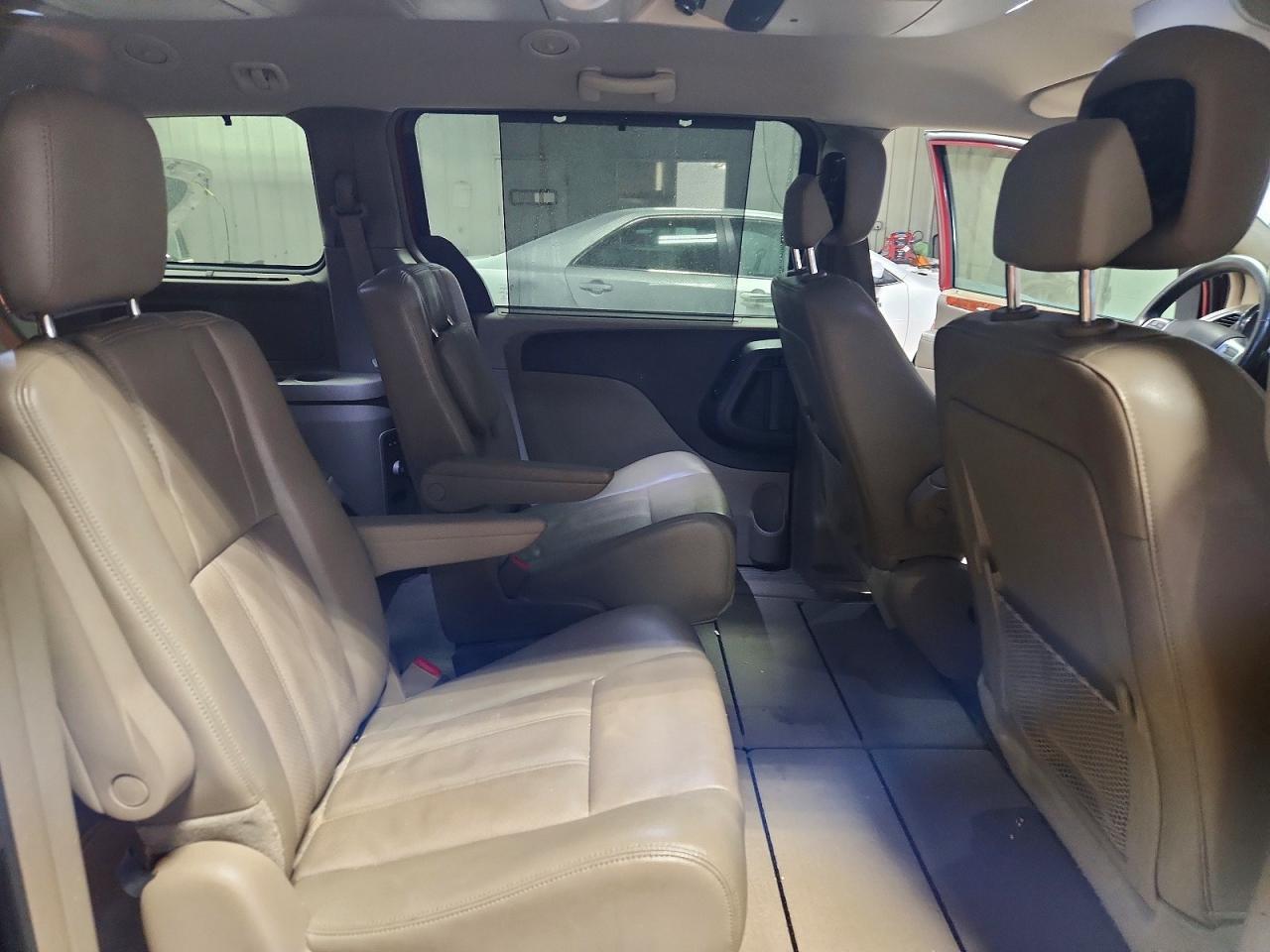 2013 Chrysler Town & Country Touring l