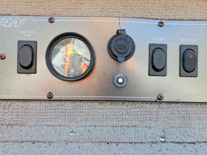 1999 Smoker Craft Boat