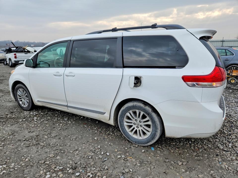2014 Toyota Sienna xle 8-passenger