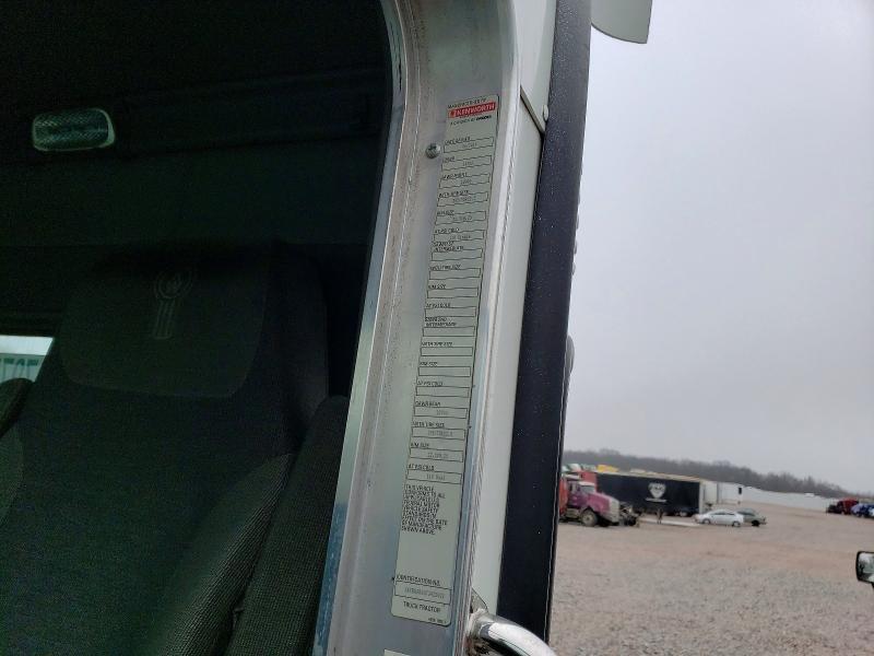 2015 Kenworth T440 Semi Truck
