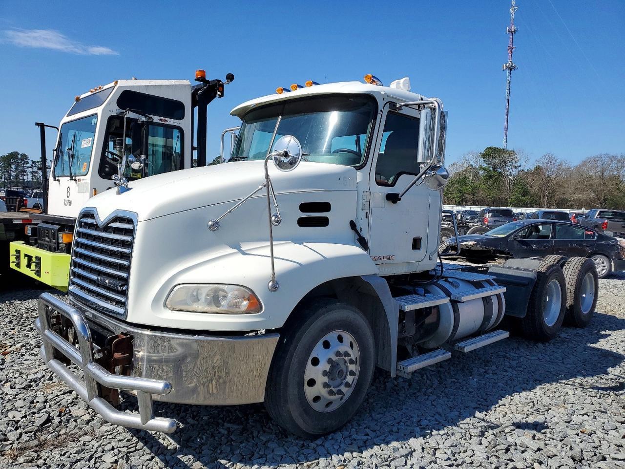2015 Mack CXU613 Semi Truck