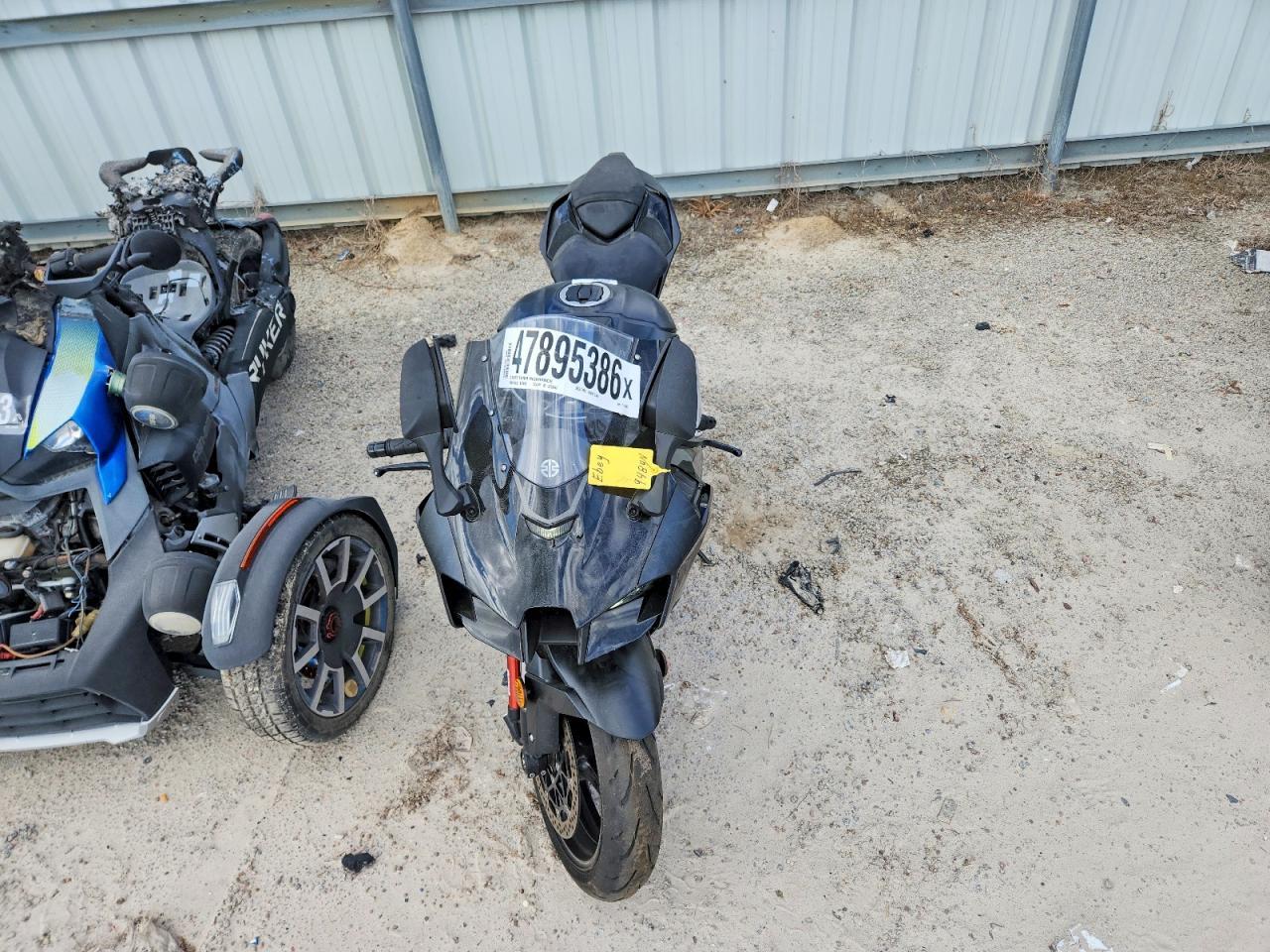 2025 Kawasaki ZX1002 L