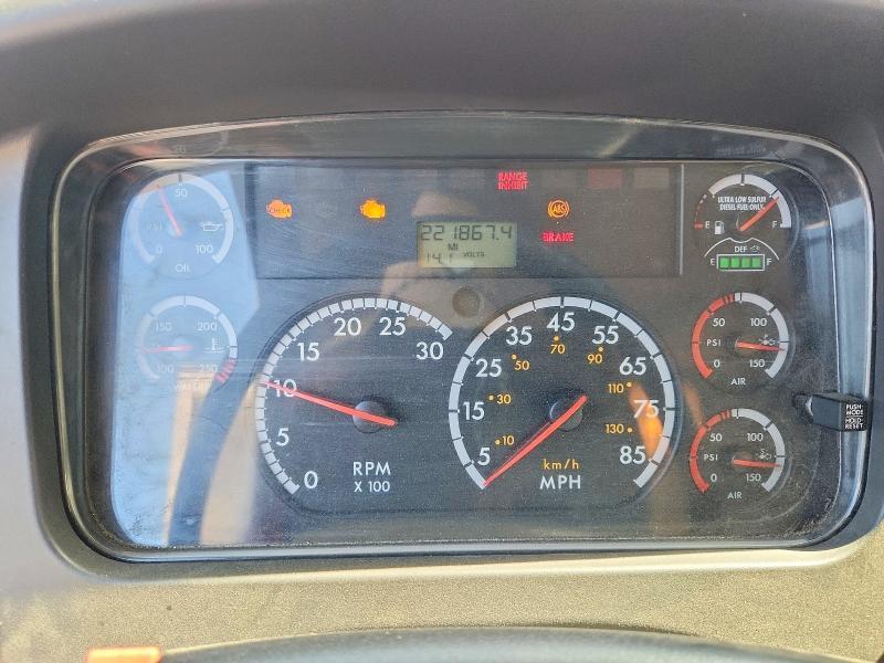 2015 Freightliner Business Class M2 Flatbed Truck