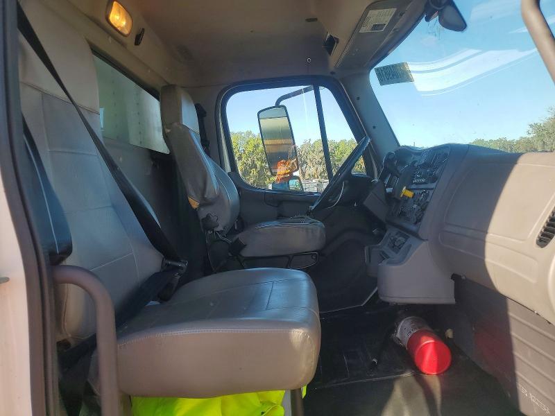 2019 Freigliner 2019 Freightliner Business Class M2 Refrigerated b