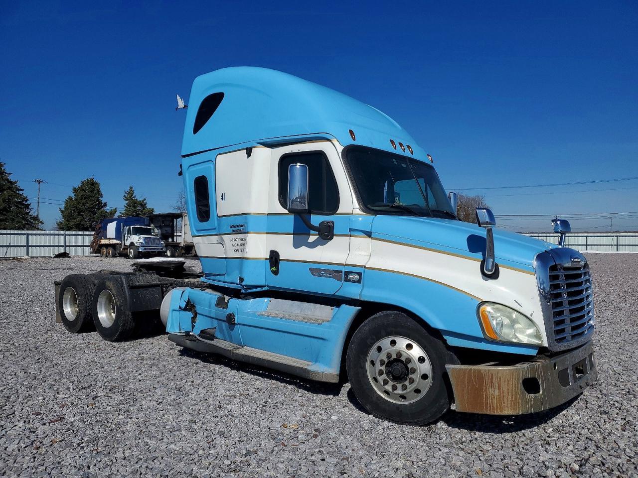 2013 Freightliner Cascadia Semi Truck