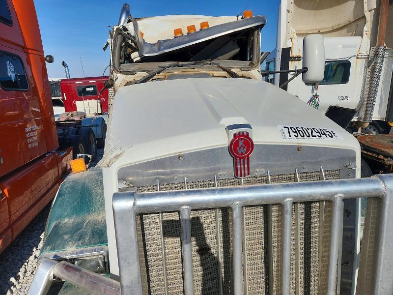 2016 Kenworth T880 Semi Truck