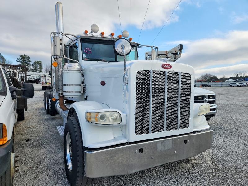 2009 Peterbilt 388 Semi Truck