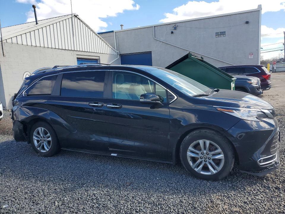 2022 Toyota Sienna Limited 7-passenger