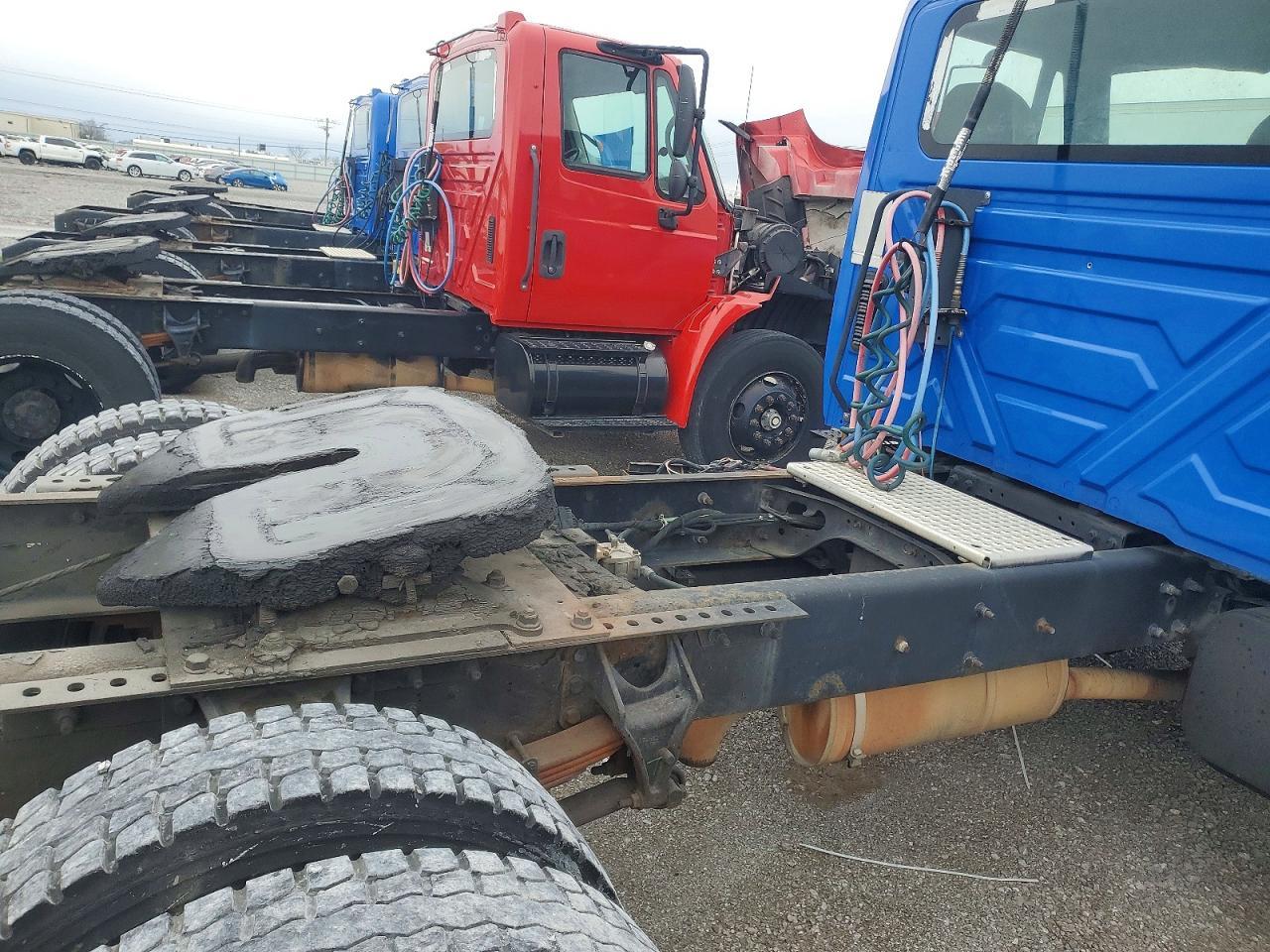 2002 International 4400 Semi Truck