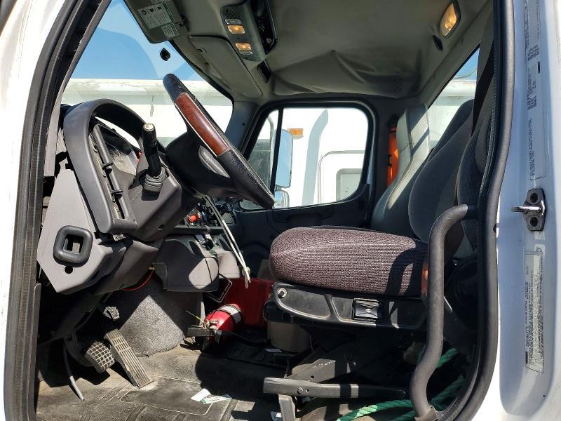 2015 Freightliner Business Class M2 Semi Truck