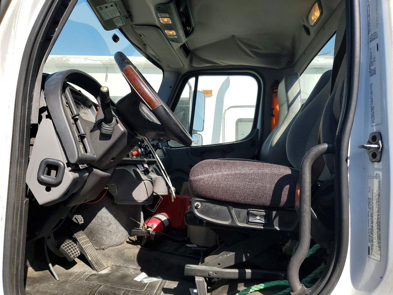 2015 Freightliner Business Class M2 Semi Truck