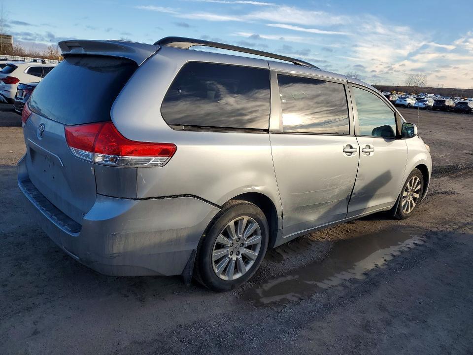 2012 Toyota Sienna le 7-passenger