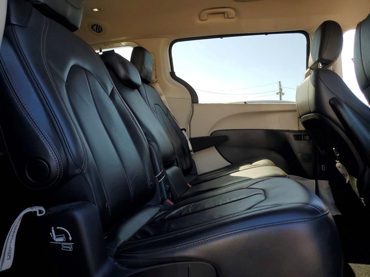 2017 Chrysler Pacifica Touring l