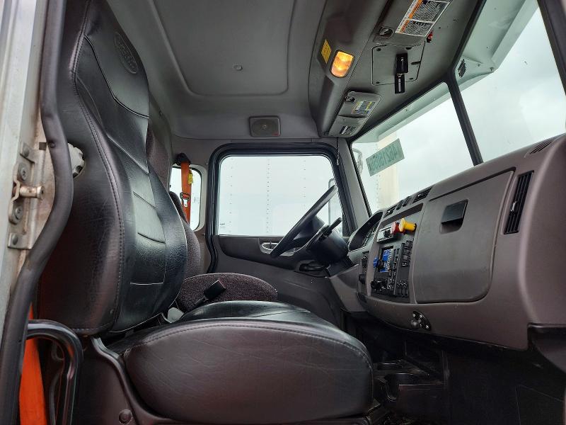 2016 Peterbilt 382 Semi Truck