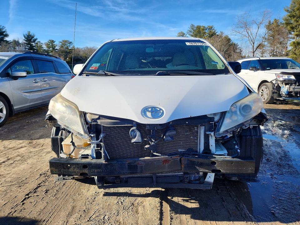 2012 Toyota Sienna xle 8-passenger