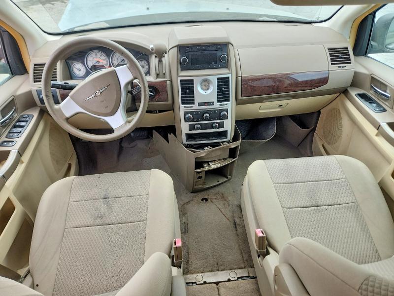 2010 Chrysler Town & Country lx