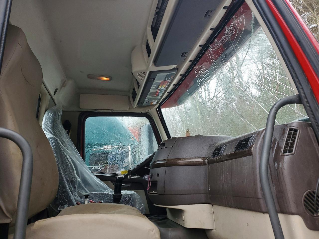 2013 Volvo VHD Semi Truck