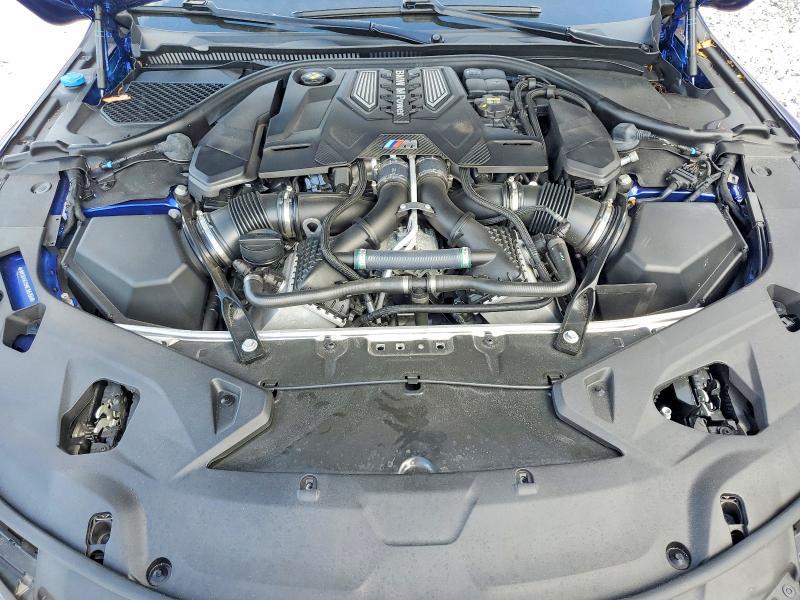 2022 BMW M8
