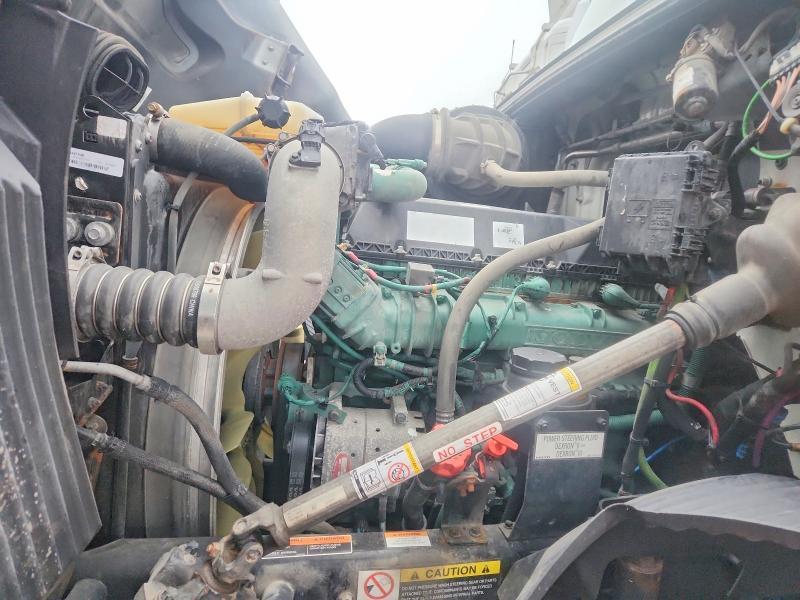 2020 Volvo VNR Semi Truck