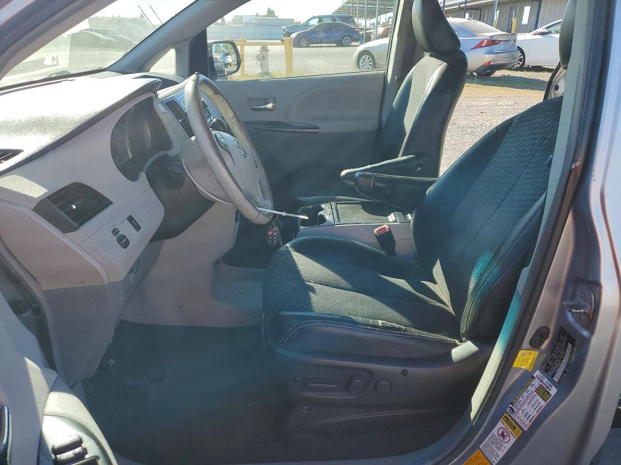 2012 Toyota Sienna le 7-passenger
