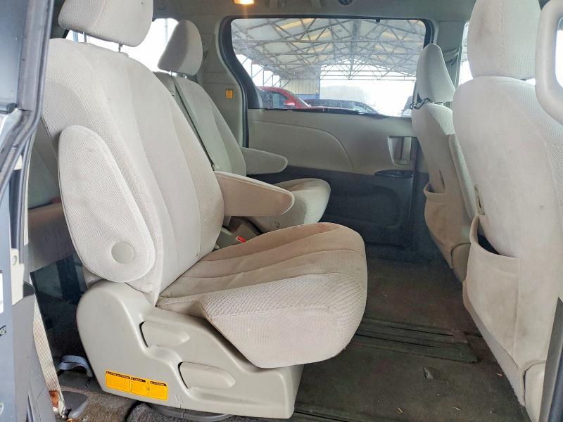 2012 Toyota Sienna le 8-passenger