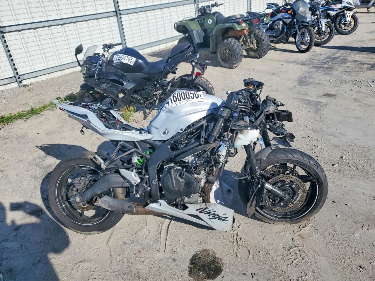 2025 Kawasaki ZX400 S