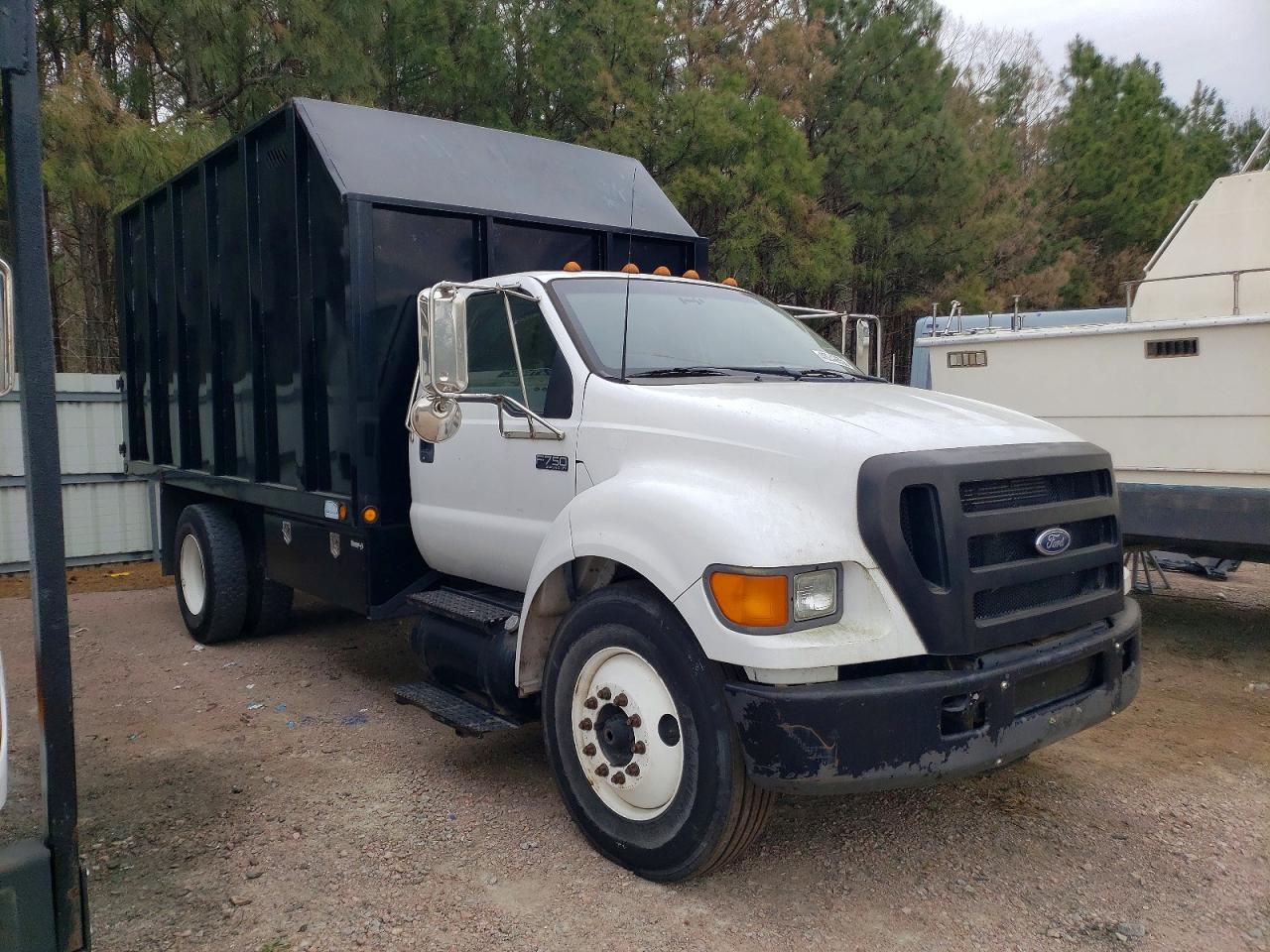 2004 Ford F750 Super Duty Chipper Truck
