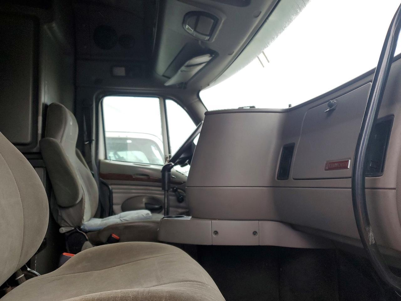2005 Kenworth Construction T2000