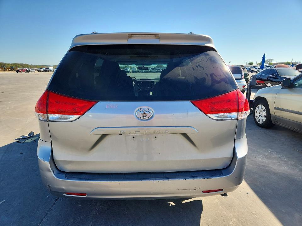 2012 Toyota Sienna le 8-passenger