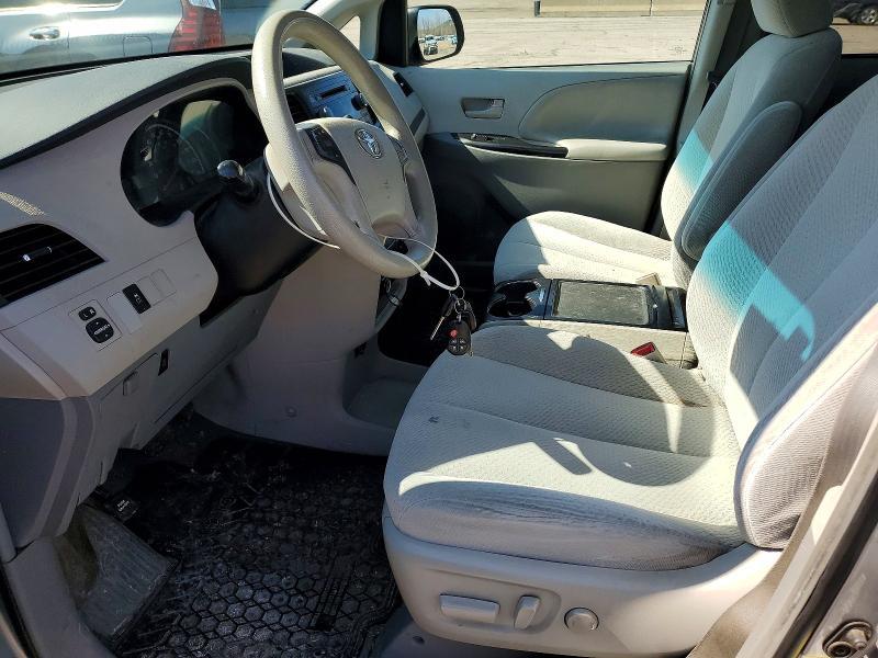 2012 Toyota Sienna le 8-passenger
