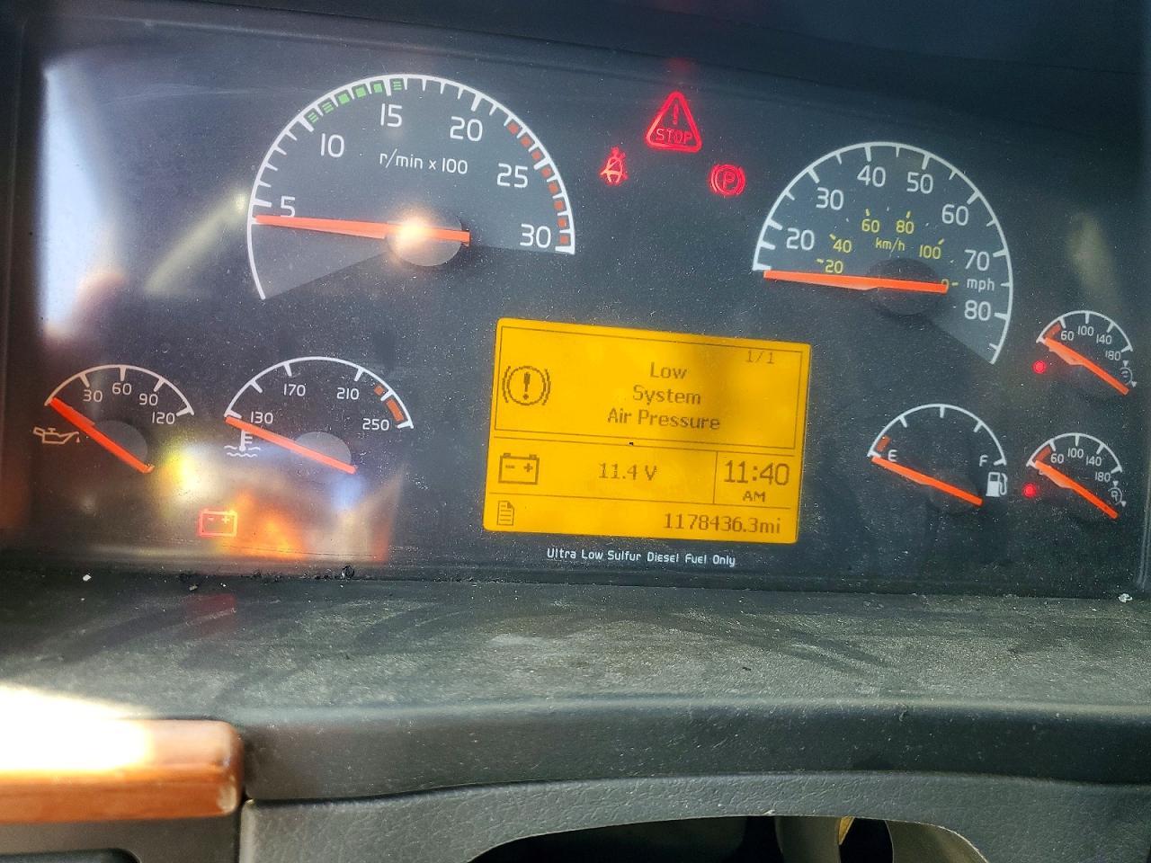2008 Volvo VNL Semi Truck