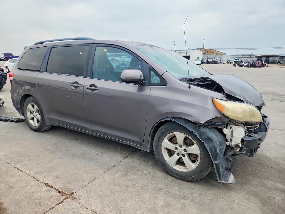 2012 Toyota Sienna le 8-passenger