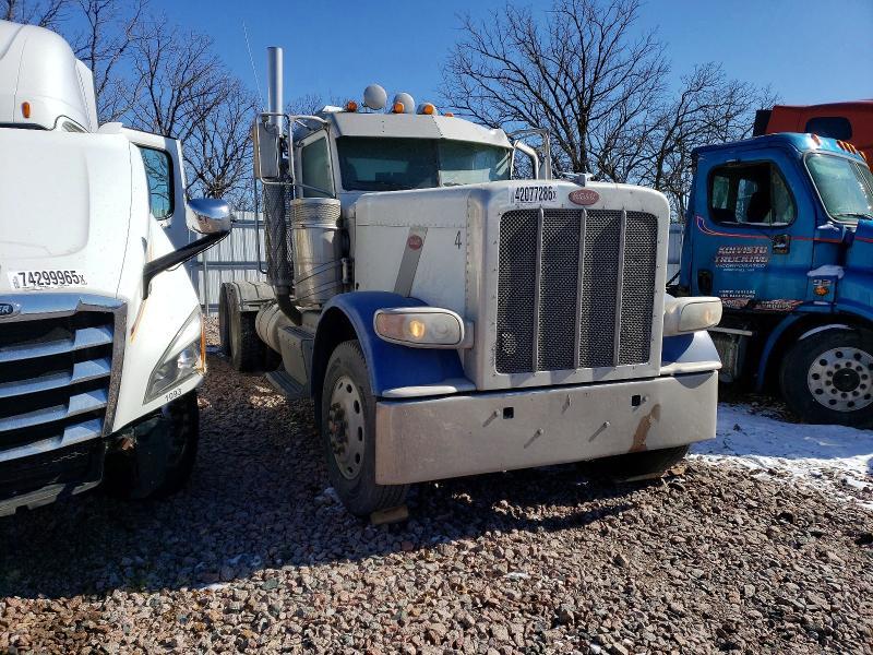 2013 Peterbilt 389 Semi Truck