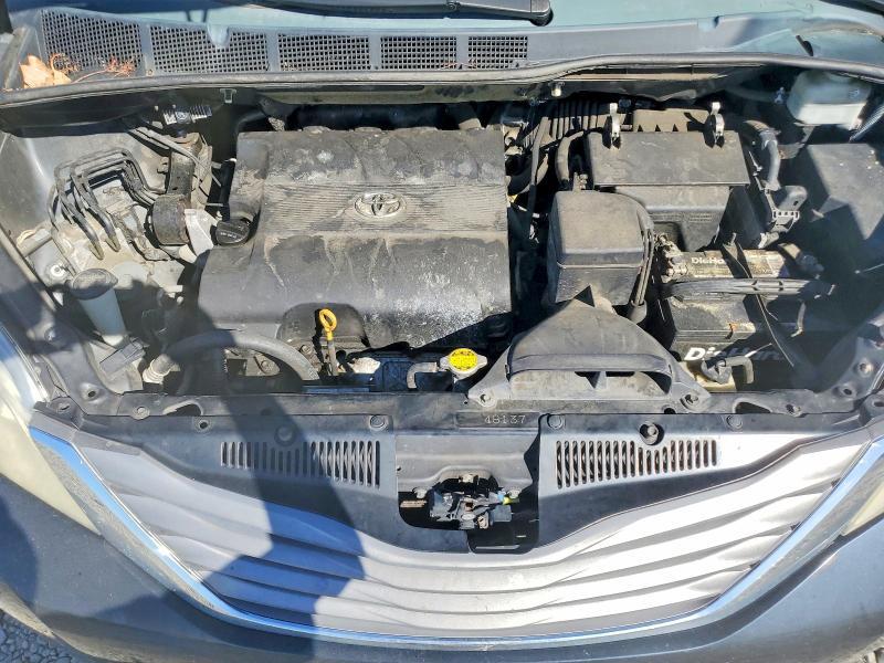 2011 Toyota Sienna xle 7-passenger