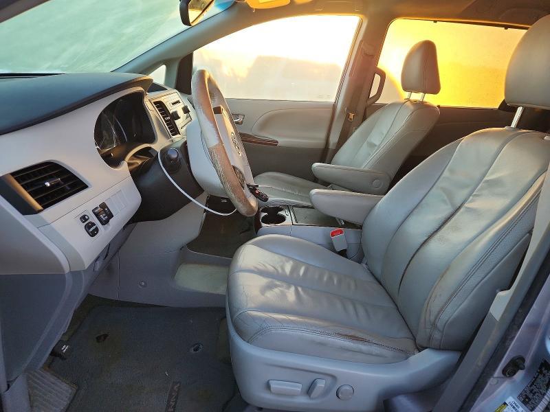 2014 Toyota Sienna xle 8-passenger