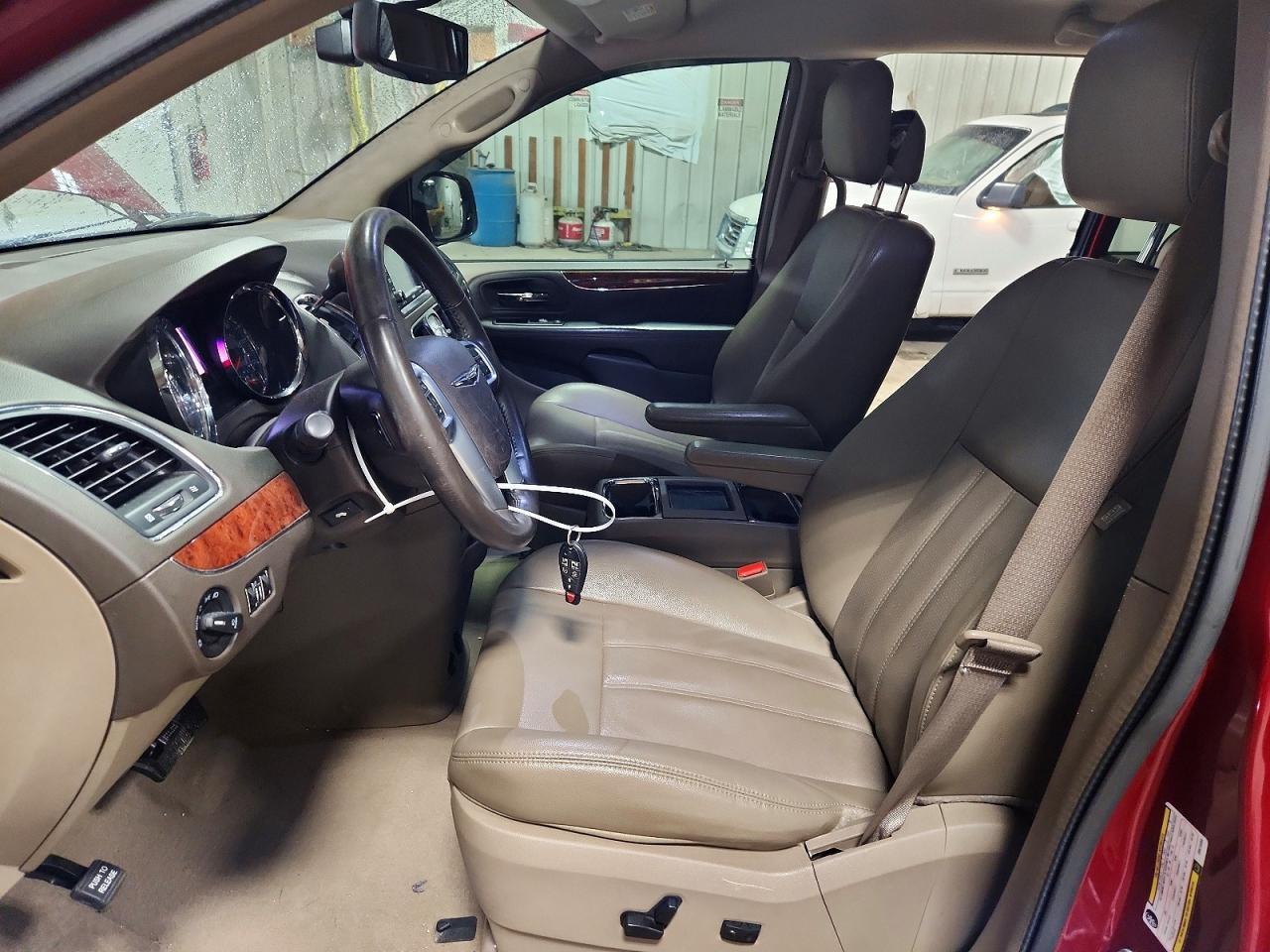 2013 Chrysler Town & Country Touring l