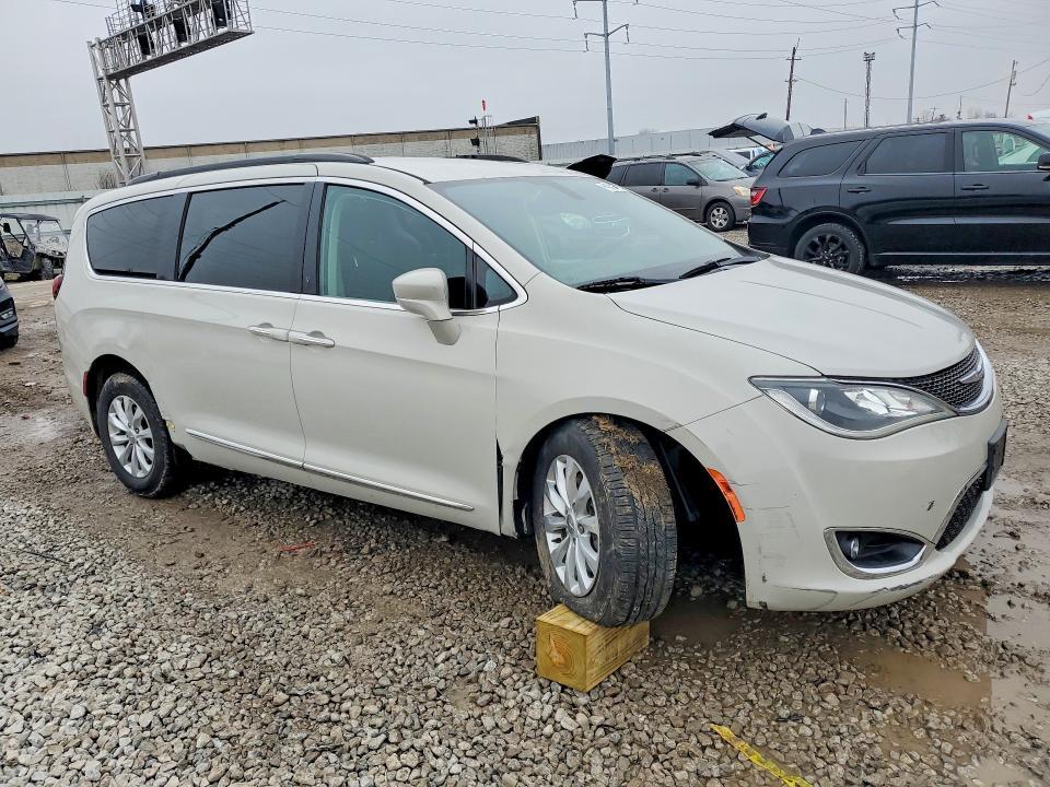 2017 Chrysler Pacifica Touring l