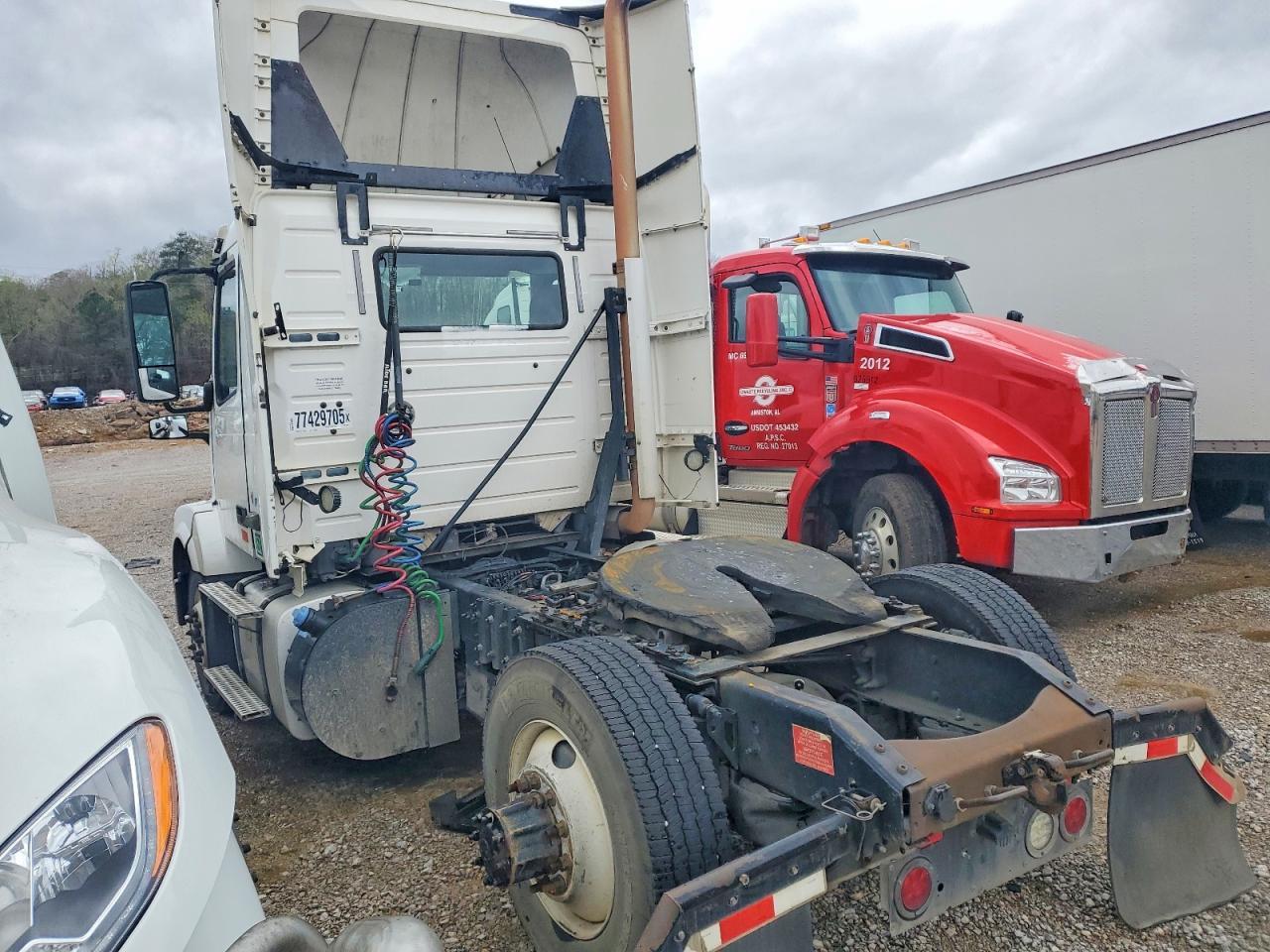 2015 Volvo VNL Semi Truck
