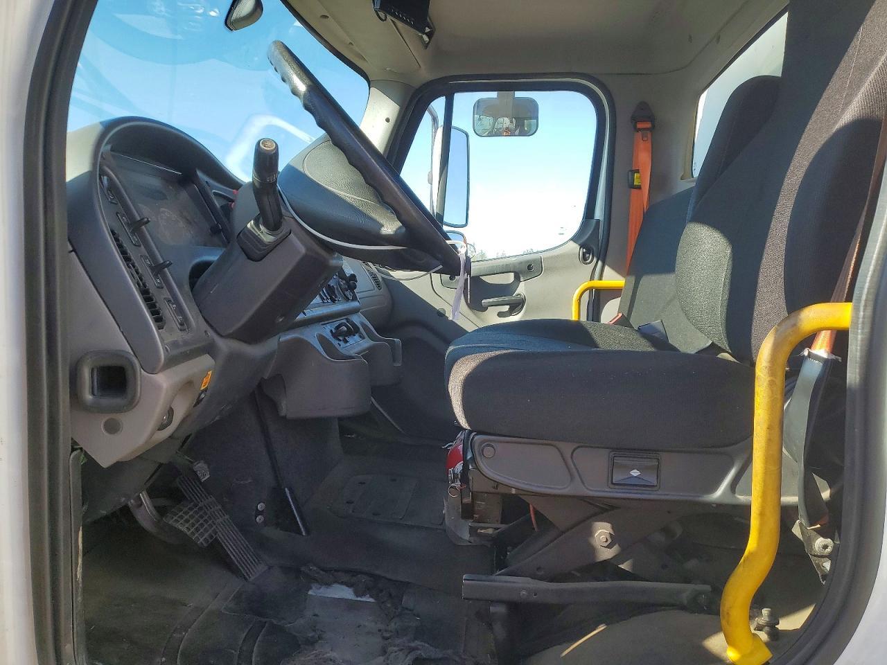 2019 Freightliner Business Class M2 BOX Truck
